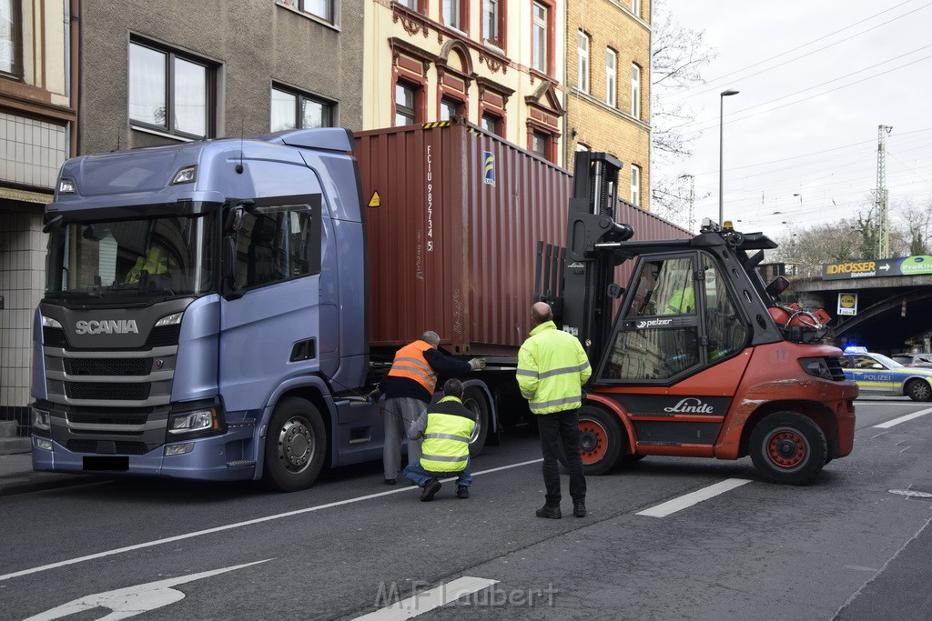 LKW gegen Bruecke wegen Rettungsgasse Koeln Muelheim P37.JPG - Miklos Laubert